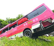 [포토] 넘어진 관광버스, 안전벨트가 큰 피해 막았다