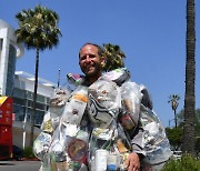 [포토] 쓰레기로 만든 슈트 입은 환경운동가 "지구를 살립시다"