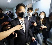 검찰, '블랙리스트 의혹' 백운규 전 장관 자택·연구실 모두 압수수색