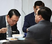 "혼밥 않겠다" 尹대통령, 취임 첫 외식한 '5000원 국수집' 어디?