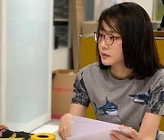 김건희 여사의 일상..'팬이 선물한 5만원 안경 썼다'