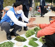 '시장 상인들과 악수 나누는 김관영 민주당 전북도지사 후보'