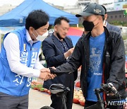 '시민들과 인사 나누는 김관영 더불어민주당 전북도지사 후보'