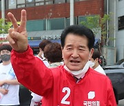 '손가락 펼치며 유세활동 하는 김경민 국민의힘 전주시장 후보'