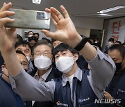 한국지엠 노동자들 만난 이재명 후보