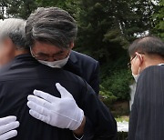 5·18 순직 경찰 유족과 가해자 '용서의 포옹'
