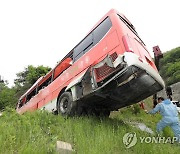 사고로 넘어진 버스