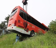 사고로 넘어진 버스