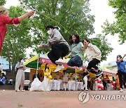 다시 축제 즐기는 대학생들