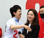 차유람 선수와 포옹하는 김은혜 경기도지사 후보