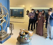 김양식 인도박물관장, 김해시에 인도 유물 추가 기증