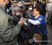 시민들과 인사 나누는 송영길