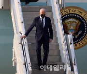 [포토]에어포스원에서 내리는 조 바이든 미 대통령