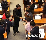 격려 받은 김기현 의원