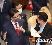 대화하는 권성동 원내대표와 김기현 의원