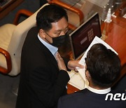 김기현 의원과 대화하는 권성동 원내대표