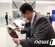 한미정상, 삼성전자 3나노 웨이퍼에 서명