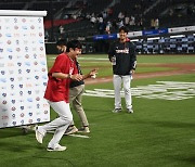 '이날만을 기다렸다' 150승 달성한 대투수 시원한 얼음물 세례로 축하한 타이거즈 후배들