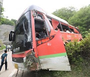 아찔한 관광버스 전도사고 안전띠가 참사 막았다