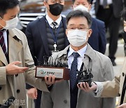 '대장동 의혹' 김만배·남욱 구속 상태로 계속 재판받는다
