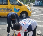 [포토]도로에 소주병 쏟아지자 달려와 도와준 '김진율 무소속 시의원 후보'