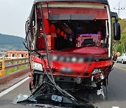 유치원 버스와 승용차 정면충돌..1명 사망·4명 부상