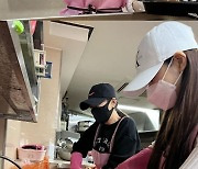 Controversial beauty YouTuber Song Ji-ah spotted volunteering