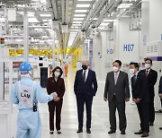 '세계 최대' 삼성전자공장 둘러본 바이든, 직원 설명 듣고 한 첫마디