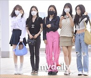 [MD포토] 레드벨벳 출국 '꽃미모에 웃음꽃까지'