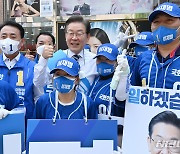 선거운동원들과 기념촬영하는 이재명 후보