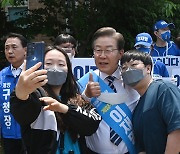 인천 계양 주민들 만난 이재명 후보