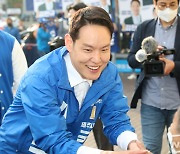 인사하는 김한규 더불어민주당 국회의원 후보