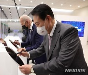 3나노 반도체 시제품에 사인하는 윤석열 대통령-바이든 대통령