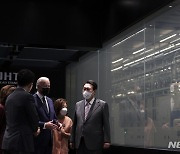 삼성 반도체 공장 시찰하는 한-미 정상