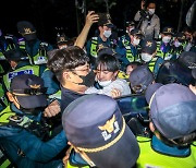 바이든 방한 반대하며 경찰과 충돌하는 대학생들