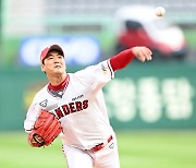 '151억 투수' 김광현, ERA 0점대 깨졌다..1회 오지환 3점 홈런 '쾅'