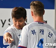 강민호, 뷰캐넌 공 코스가 좋았어! [사진]