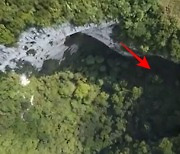 [포착] 숲에 숨어 있었네..깊이 200m 초대형 싱크홀 중국서 발견(영상)