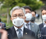 2심서 의원직 상실형 선고 받고 취재진 만난 최강욱