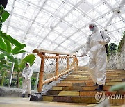 북한 중앙동물원 코로나 소독하는 방역원