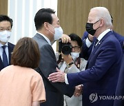 한미 정상, '세계 최대 반도체공장'서 첫 대면..'기술동맹' 시동