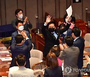 변명 발언하기 위해 단상으로 나가는 김기현 의원