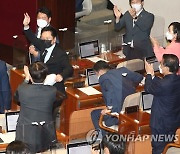 여당 의원들 박수 받으며 발언대 향하는 김기현