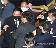 여당 의원들의 격려받는 김기현