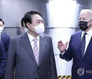 반도체공장 시찰하며 대화하는 한미 정상