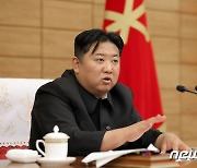 북한, 코로나 전파 상황 '안정세' 과시..김정은 "방역전선의 승세 계속"