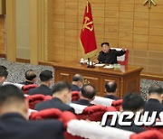 북한 김정은, 정치국 협의회 진행.."코로나19 전파 억제했다"