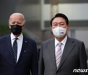 한미 정상, 북 핵·미사일 대응책 논의..한미 공조도 재확인-NHK