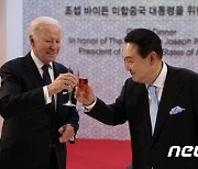 윤석열·바이든 대통령, 건배하며 '함께 같이 갑시다'