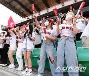 [포토] 열정적인 응원 펼치는 걸그룹 '빌리' 멤버들